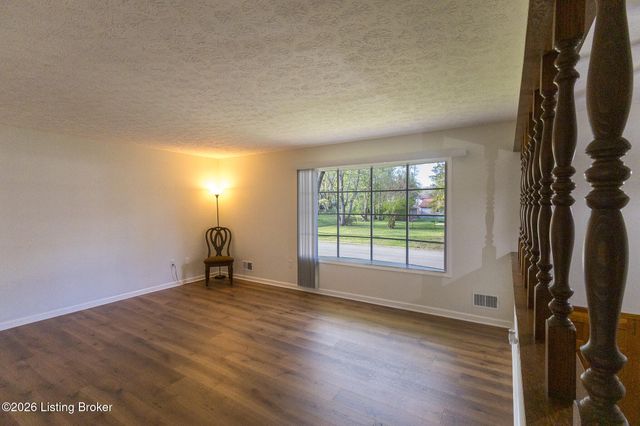2700 Stephan Rd, Louisville, KY 40214