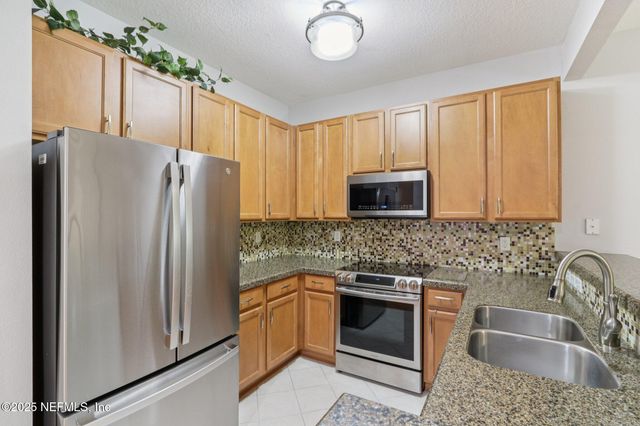 5673 PARKSTONE CROSSING Drive, Jacksonville, FL 32258