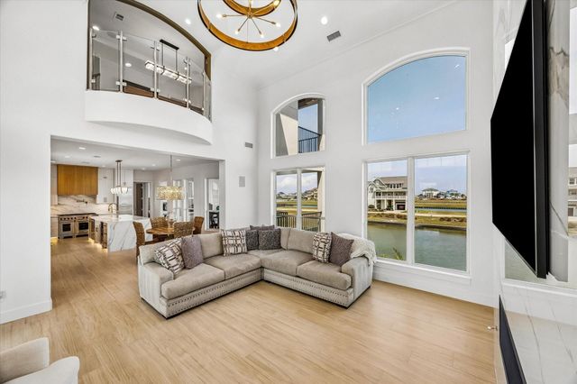 9 Loggerhead, Hitchcock, TX 77563
