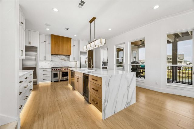 9 Loggerhead, Hitchcock, TX 77563