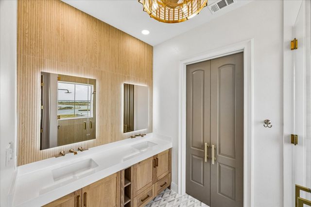 9 Loggerhead, Hitchcock, TX 77563