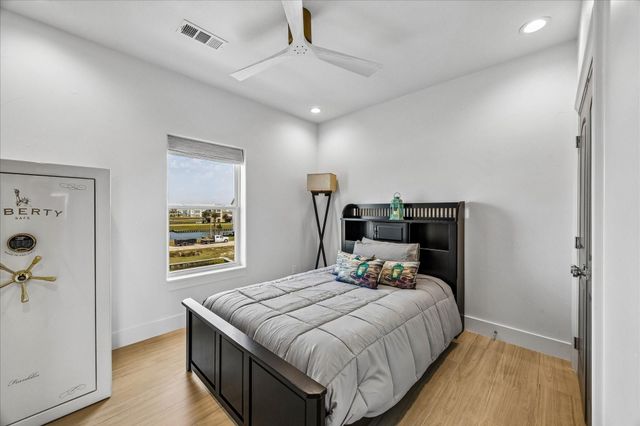 9 Loggerhead, Hitchcock, TX 77563