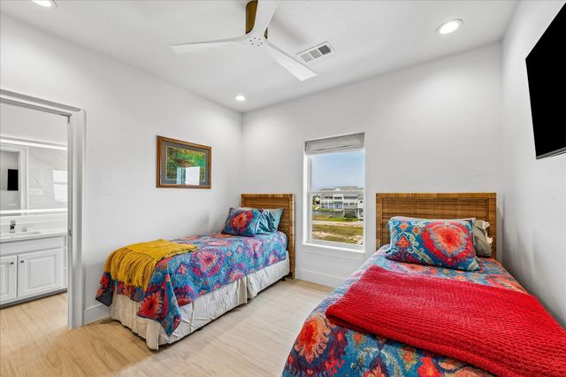 9 Loggerhead, Hitchcock, TX 77563