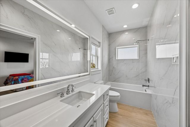 9 Loggerhead, Hitchcock, TX 77563