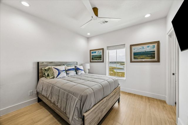 9 Loggerhead, Hitchcock, TX 77563