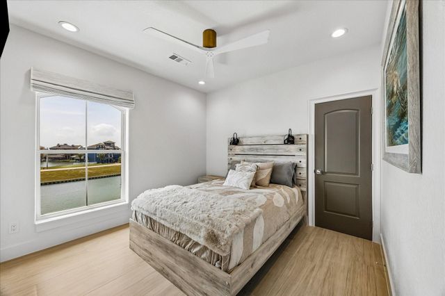 9 Loggerhead, Hitchcock, TX 77563