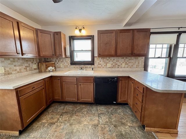 910 S Broadway, Geneva, OH 44041