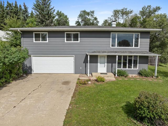 117 13th Ave NE, Minot, ND 58703