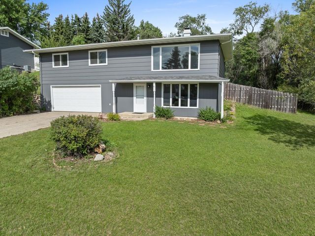 117 13th Ave NE, Minot, ND 58703