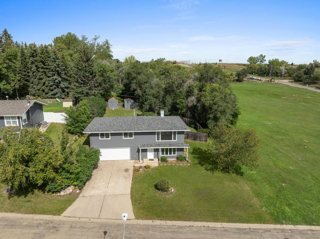 117 13th Ave NE, Minot, ND 58703