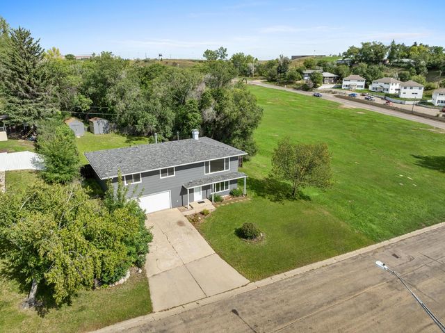 117 13th Ave NE, Minot, ND 58703