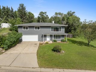 117 13th Ave NE, Minot, ND 58703