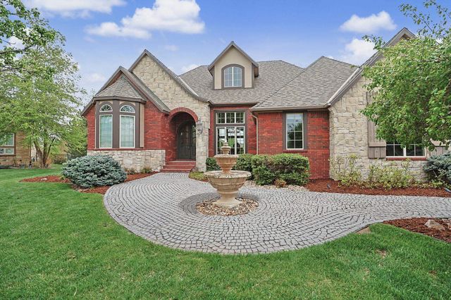 2525 N Loch Lomond Ct, Wichita, KS 67228