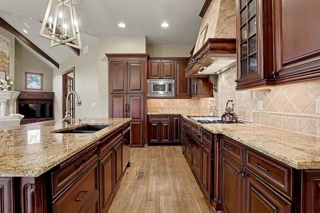 2525 N Loch Lomond Ct, Wichita, KS 67228