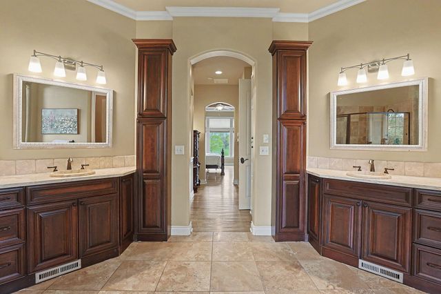 2525 N Loch Lomond Ct, Wichita, KS 67228