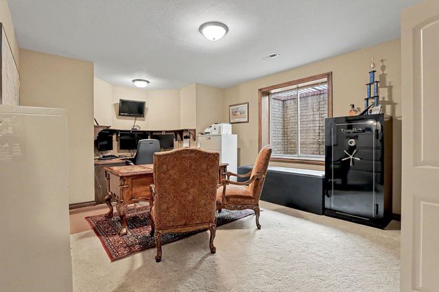 2525 N Loch Lomond Ct, Wichita, KS 67228