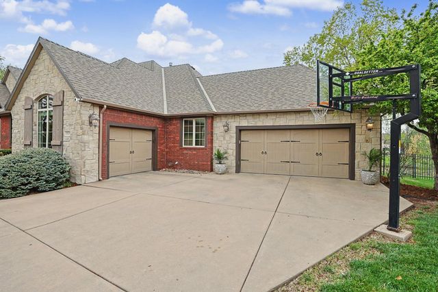 2525 N Loch Lomond Ct, Wichita, KS 67228