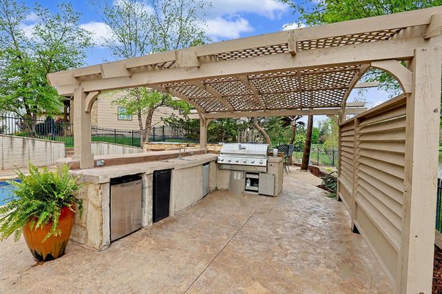 2525 N Loch Lomond Ct, Wichita, KS 67228