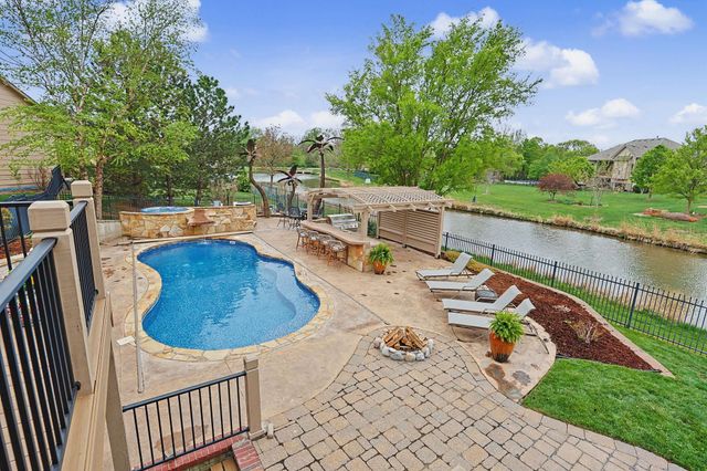 2525 N Loch Lomond Ct, Wichita, KS 67228