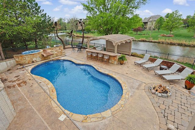 2525 N Loch Lomond Ct, Wichita, KS 67228