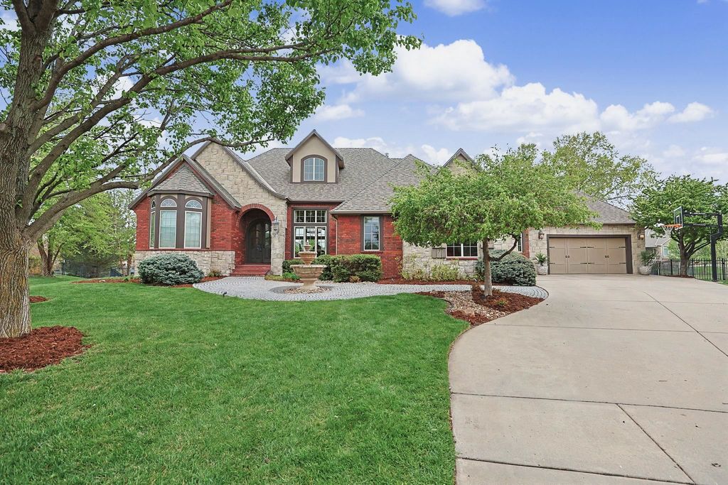2525 N Loch Lomond Ct, Wichita, KS 67228