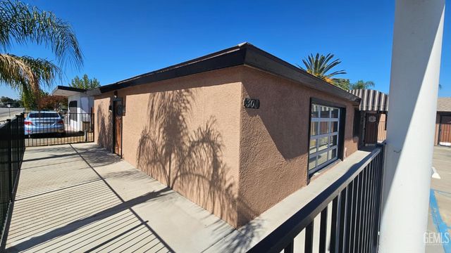 306 Roberts Lane, Bakersfield, CA 93308