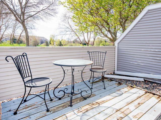 15805 24th Avenue N F, Plymouth, MN 55447