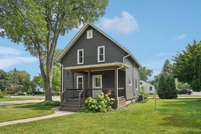 402 W 3rd STREET, Oconomowoc, WI 53066
