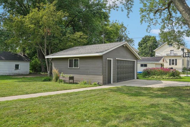 402 W 3rd STREET, Oconomowoc, WI 53066