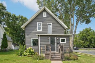 402 W 3rd STREET, Oconomowoc, WI 53066