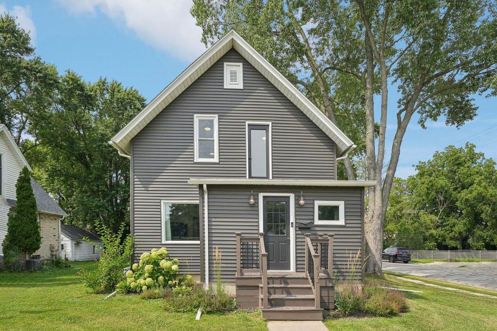 402 W 3rd STREET, Oconomowoc, WI 53066