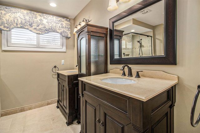 29470 Cove Creek Lane, Farmington Hills, MI 48334