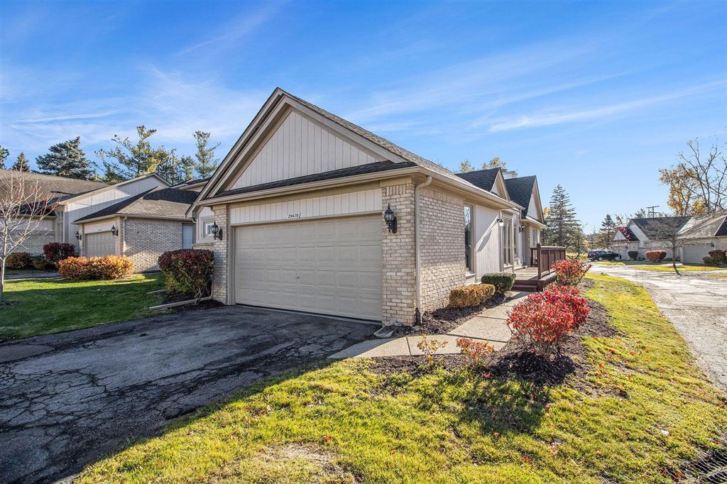 29470 Cove Creek Lane, Farmington Hills, MI 48334