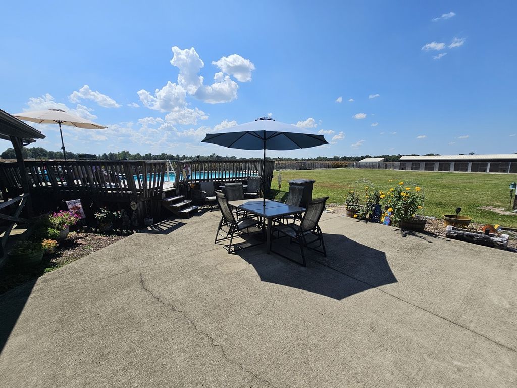 Image 13 of property listing at 8253 N Nason Lane, Mt Vernon, IL 62864
