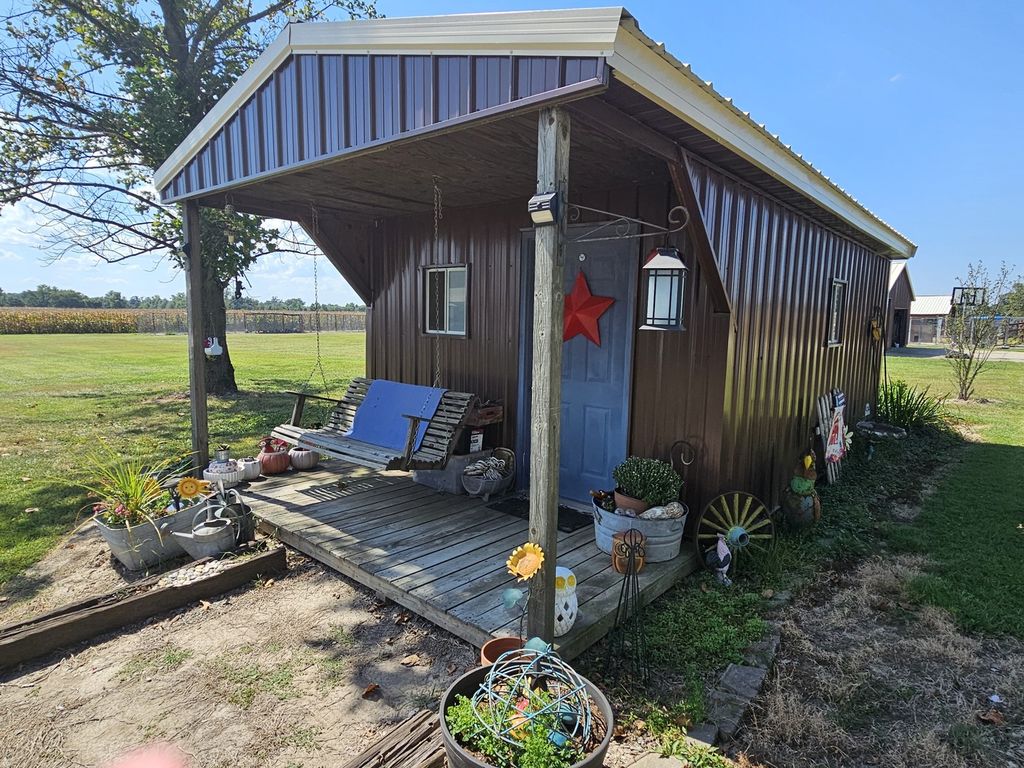 Image 14 of property listing at 8253 N Nason Lane, Mt Vernon, IL 62864
