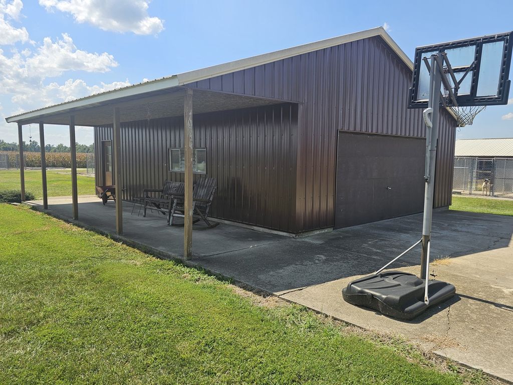 Image 16 of property listing at 8253 N Nason Lane, Mt Vernon, IL 62864