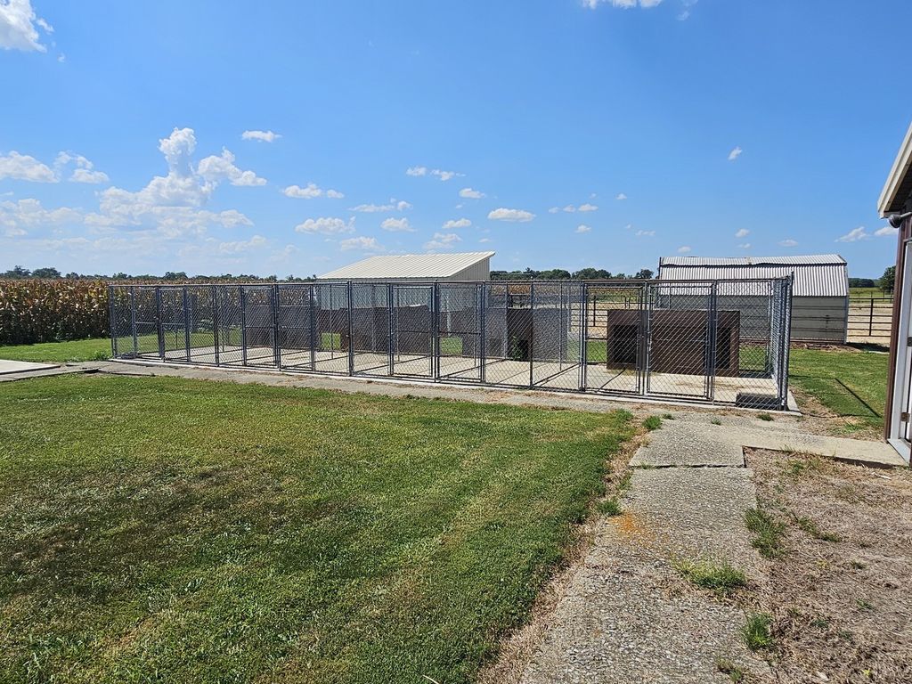 Image 19 of property listing at 8253 N Nason Lane, Mt Vernon, IL 62864