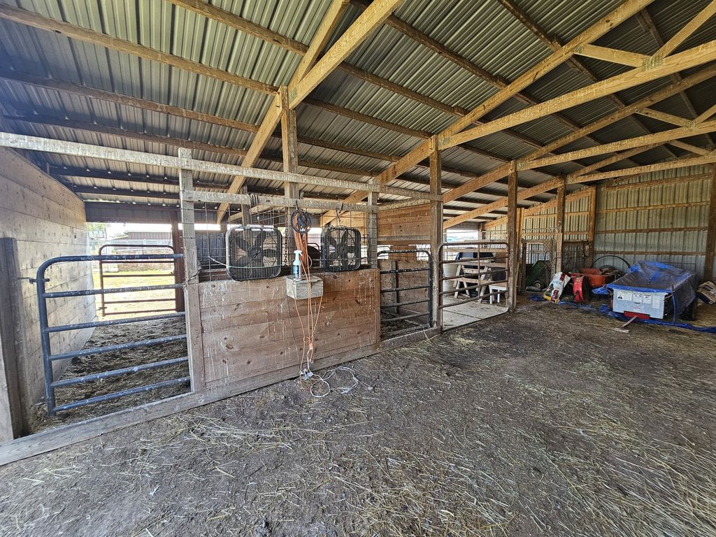 Image 25 of property listing at 8253 N Nason Lane, Mt Vernon, IL 62864