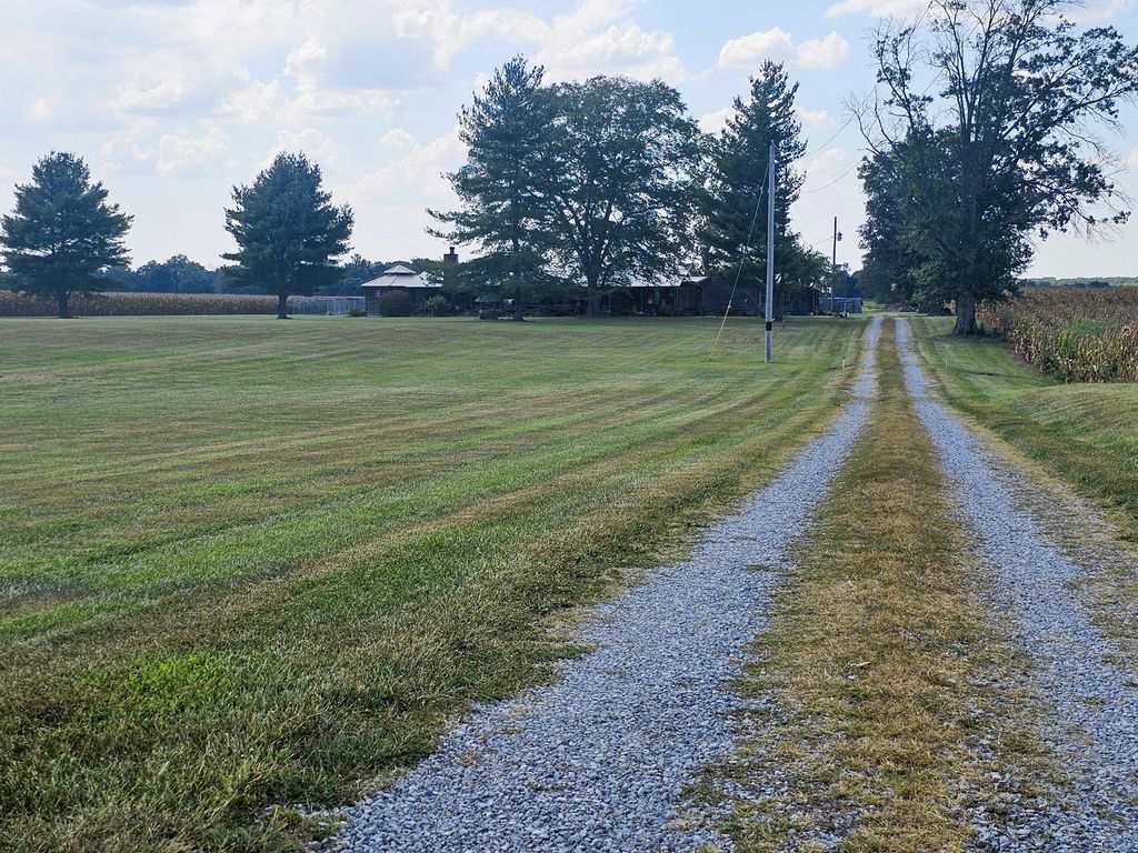 Image 5 of property listing at 8253 N Nason Lane, Mt Vernon, IL 62864