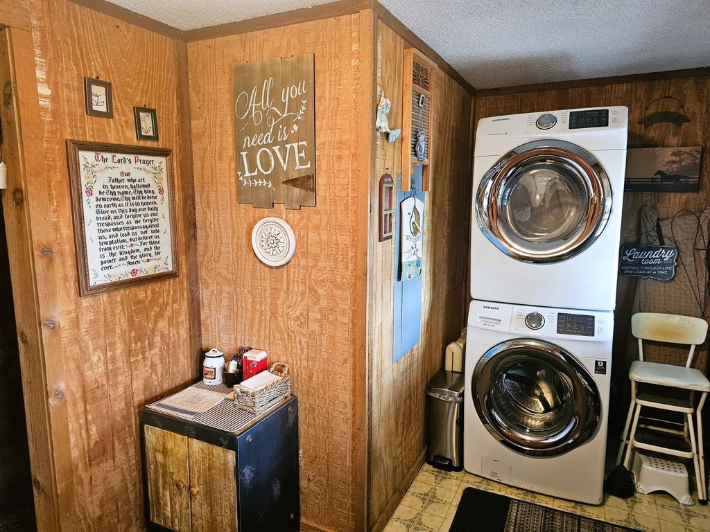 Image 48 of property listing at 8253 N Nason Lane, Mt Vernon, IL 62864