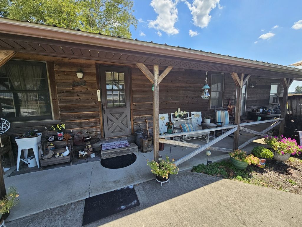 Image 6 of property listing at 8253 N Nason Lane, Mt Vernon, IL 62864