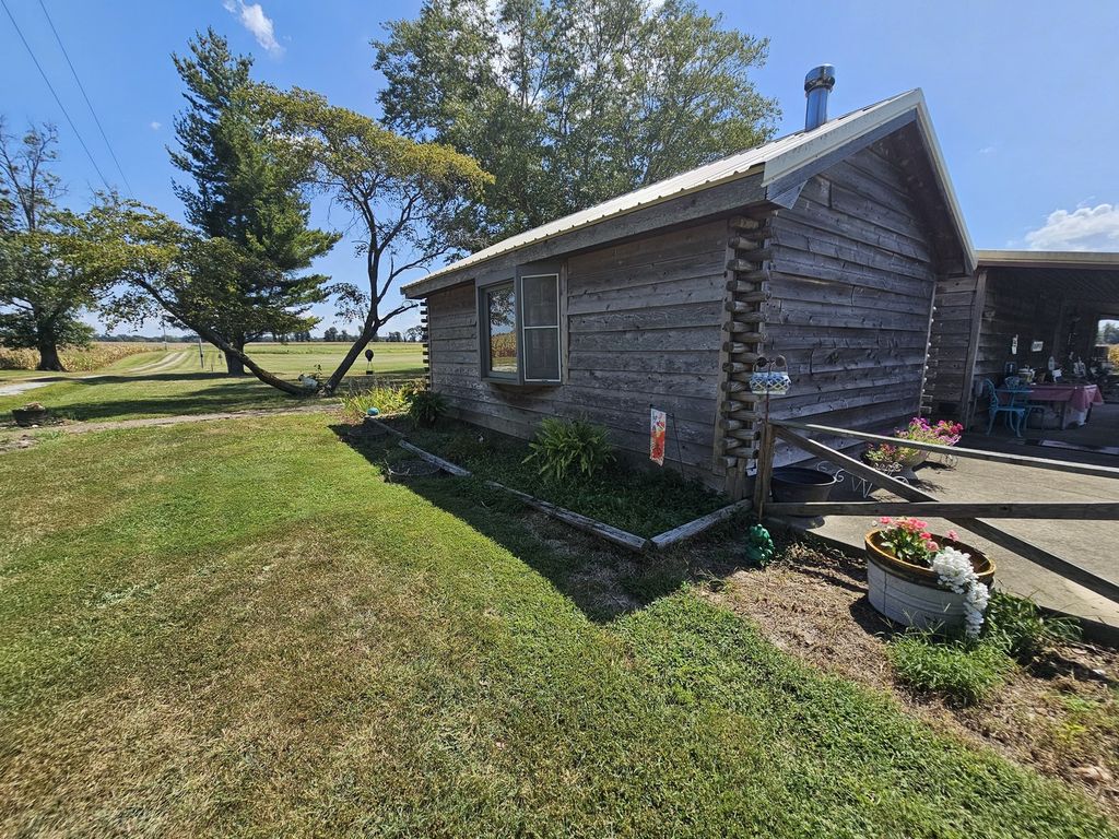 Image 7 of property listing at 8253 N Nason Lane, Mt Vernon, IL 62864