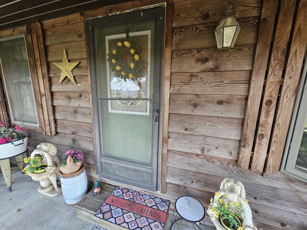 Image 8 of property listing at 8253 N Nason Lane, Mt Vernon, IL 62864