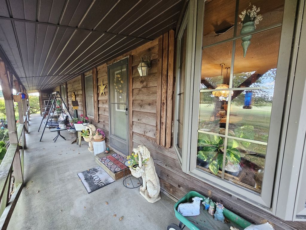 Image 9 of property listing at 8253 N Nason Lane, Mt Vernon, IL 62864