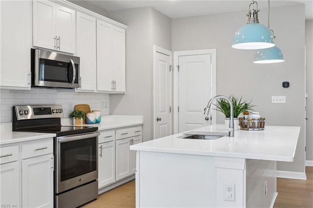 115 Mizzen Quarter LOOP, Yorktown, VA 23693