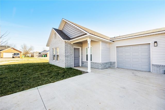 809 Valley Oaks Lane, Centerton, AR 72719