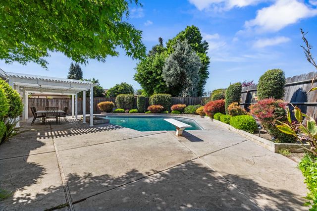 908 Newcastle Ct, Modesto, CA 95355