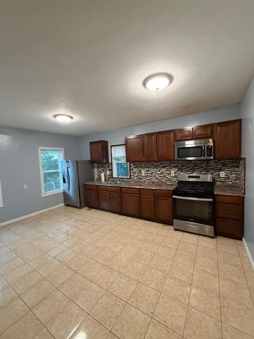 51 Snell St 3, Brockton, MA 02301