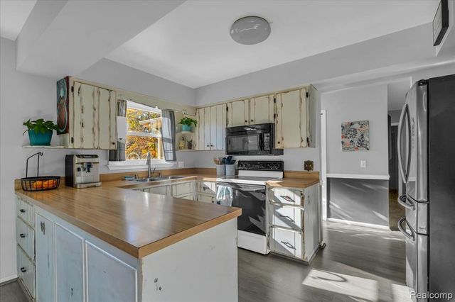 4608 Huntington Drive, Port Huron, MI 48060