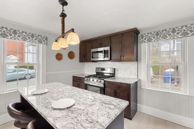 39 Chestnut St, Peabody, MA 01960